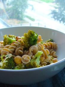 chickpea broccoli pasta salad